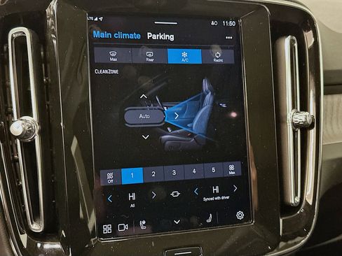 Used 2025 Volvo XC40 B5 Plus image 24