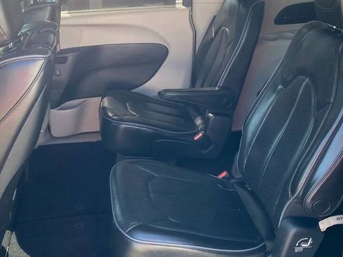 Used 2019 Chrysler Pacifica Limited w/ Tire & Wheel Group FWD image 24