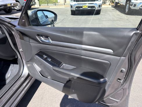 Used 2023 Nissan Altima 2.5 SV FWD image 11