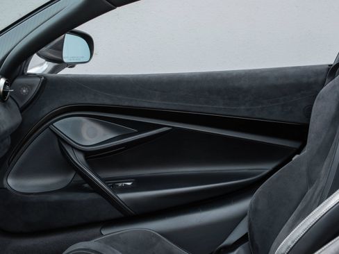 Used 2020 McLaren 720S Spider RWD image 19