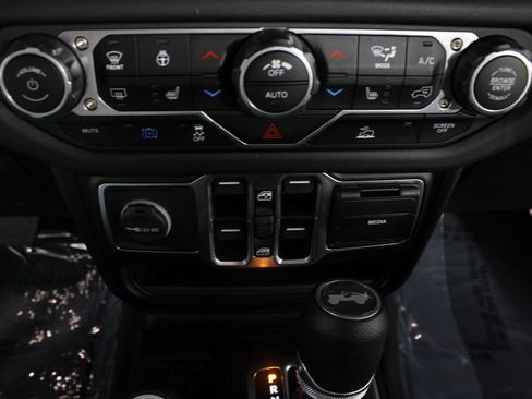 Used 2025 Jeep Wrangler Unlimited Sahara AWD/4WD image 6