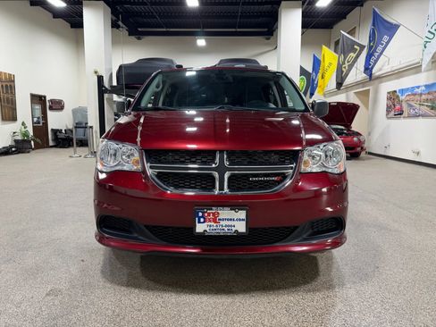 Used 2019 Dodge Grand Caravan SE image 2