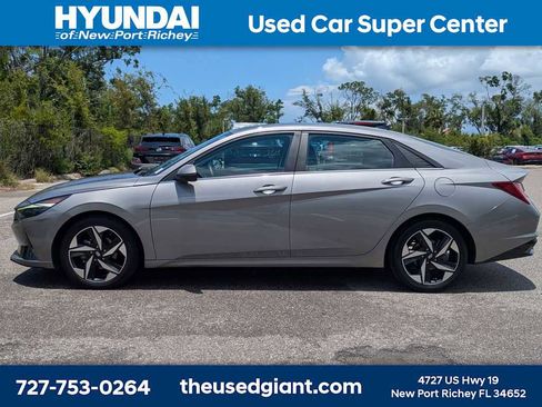 Used 2022 Hyundai Elantra Limited w/ Cargo Package FWD image 2
