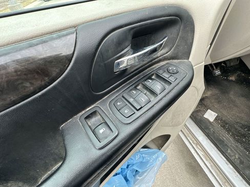 Used 2012 Dodge Grand Caravan SXT image 19