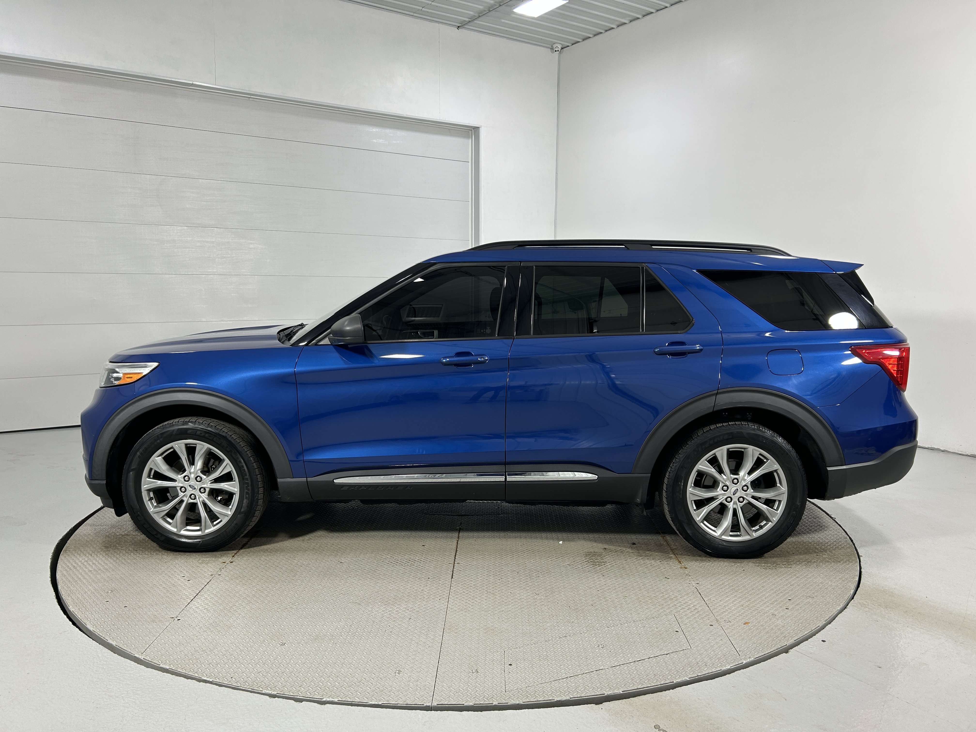 Used 2020 Ford Explorer XLT w/ Equipment Group 202A AWD/4WD image 21