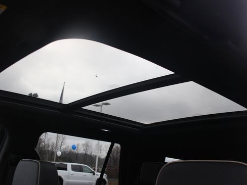 Used 2023 GMC Yukon SLT w/ SLT Premium Package image 36