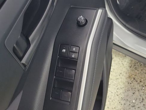 Used 2023 Toyota Highlander LE FWD image 23