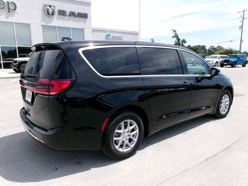 New 2026 Chrysler Pacifica Select image 4