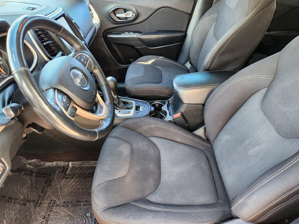 Used 2016 Jeep Cherokee Latitude w/ Cold Weather Group AWD/4WD image 4