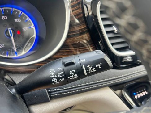 Certified 2023 Chrysler Pacifica Limited FWD image 37