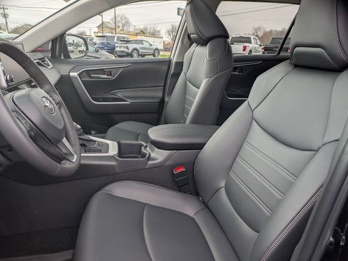 Used 2025 Toyota RAV4 XLE Premium image 11