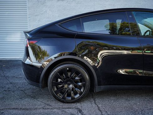 Used 2021 Tesla Model Y Long Range image 15