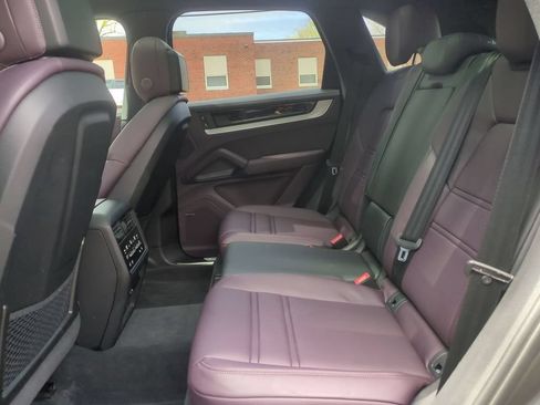 Used 2024 Porsche Cayenne AWD/4WD image 25