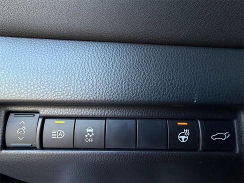 Used 2021 Toyota Venza XLE image 28