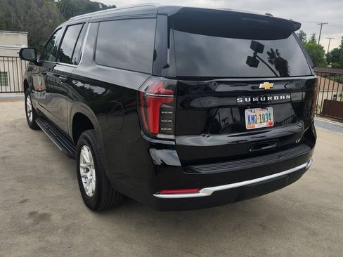 Used 2025 Chevrolet Suburban LT AWD/4WD image 4