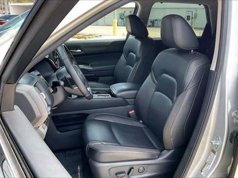 Used 2025 Nissan Pathfinder SL image 9