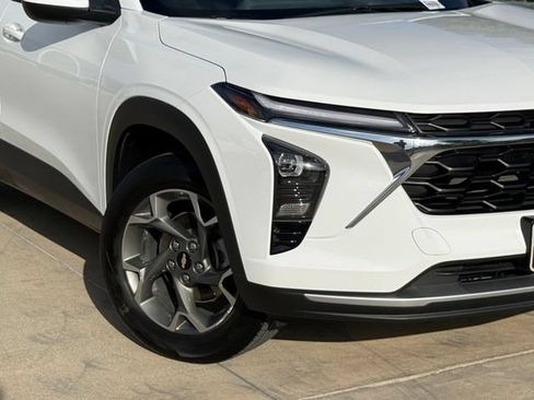 Used 2025 Chevrolet Trax LT FWD image 3