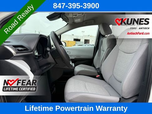 Used 2025 Toyota Sienna LE image 28