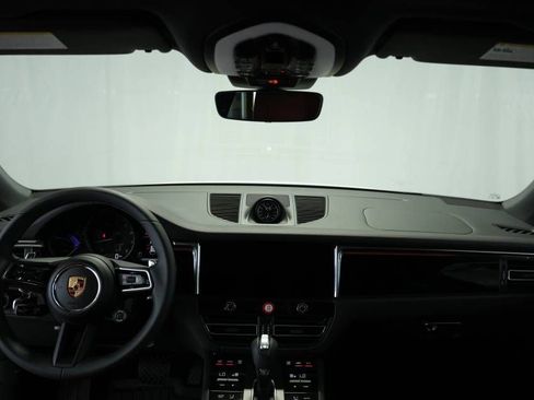 Certified 2025 Porsche Macan image 16