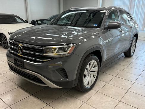 Used 2020 Volkswagen Atlas Cross Sport SE w/ Panoramic Sunroof Package FWD image 3