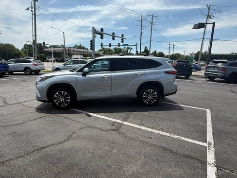 Used 2021 Toyota Highlander XLE AWD/4WD image 8
