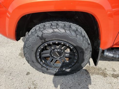 Used 2017 Toyota Tacoma TRD Sport w/ Tow Package AWD/4WD image 9
