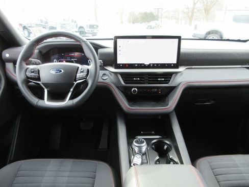 Used 2025 Ford Explorer ST-Line w/ ST-Line Street Pack image 4