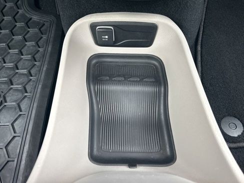 Used 2024 Chrysler Pacifica Touring-L image 33