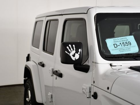 Used 2020 Jeep Wrangler Unlimited Sahara AWD/4WD image 14