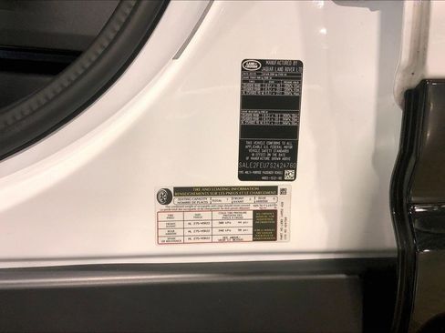 Used 2025 Land Rover Defender 130 X-Dynamic SE image 33