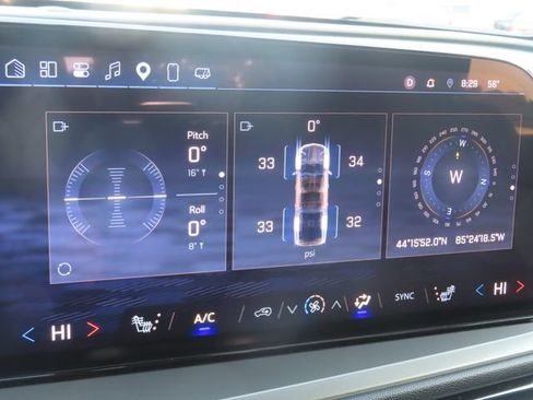 Used 2025 Chevrolet Traverse LT w/ Driver Confidence Package AWD/4WD image 36