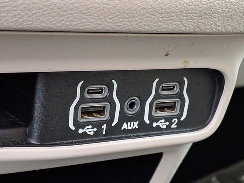 Used 2023 Chrysler Pacifica Touring-L FWD image 28