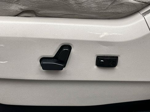 Used 2016 Dodge Grand Caravan SXT w/ UConnect Hands-Free Group FWD image 9