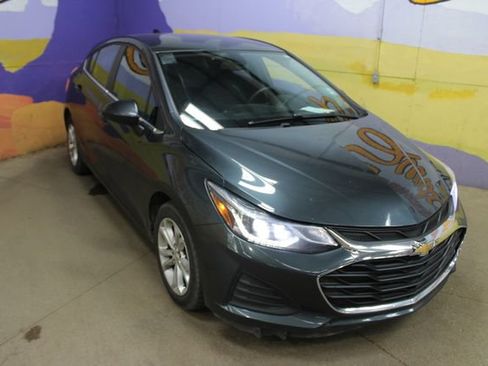 Used 2019 Chevrolet Cruze LT FWD image 2