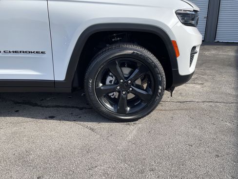 New 2025 Jeep Grand Cherokee Altitude image 8