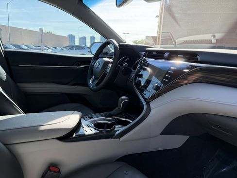 Used 2020 Toyota Camry XLE image 37
