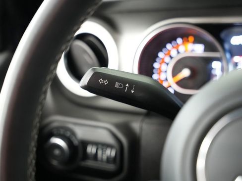 Used 2019 Jeep Wrangler Unlimited Sahara w/ Uconnect 4C Nav & Sound Group AWD/4WD image 12