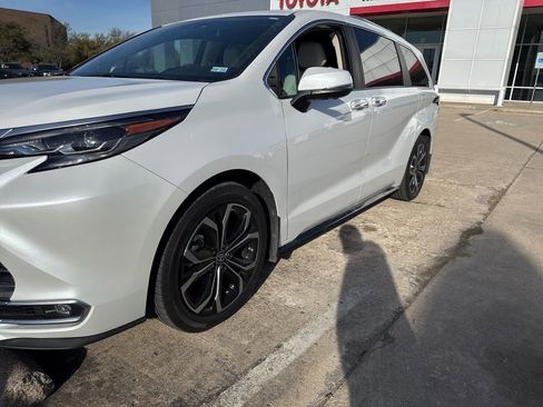 Used 2025 Toyota Sienna Platinum image 1