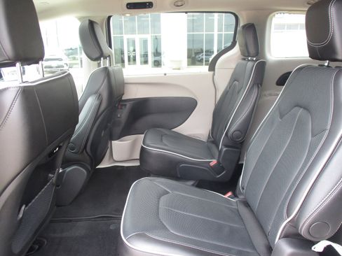 Used 2024 Chrysler Pacifica Limited FWD image 41