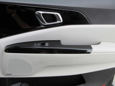 Used 2022 Kia Carnival SX Prestige image 28