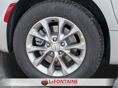 New 2026 Chrysler Pacifica Limited w/ Uconnect Theater Family Group image 34