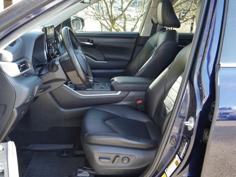 Used 2020 Toyota Highlander XLE image 3