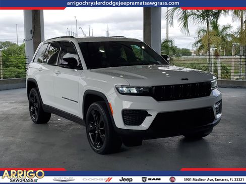 Certified 2023 Jeep Grand Cherokee Altitude AWD/4WD image 1