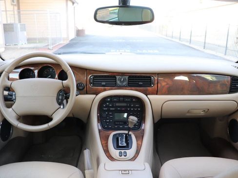 Used 2001 Jaguar XJ8 image 25