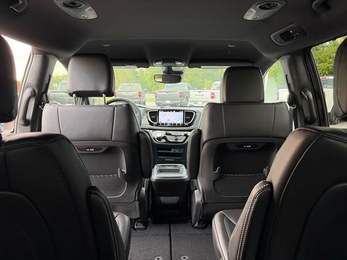 New 2027 Chrysler Pacifica Select FWD image 40