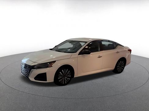 Used 2025 Nissan Altima 2.5 SV FWD image 7