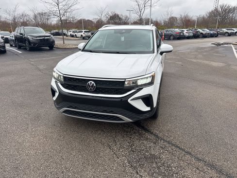 Used 2023 Volkswagen Taos SE image 3