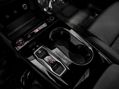 Used 2025 Audi SQ6 e-tron Premium w/ Convenience Package image 27