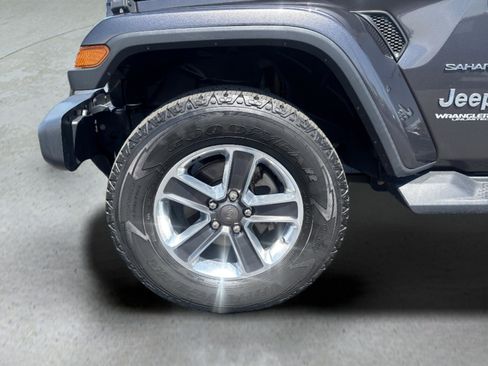 Used 2018 Jeep Wrangler Unlimited Sahara AWD/4WD image 26