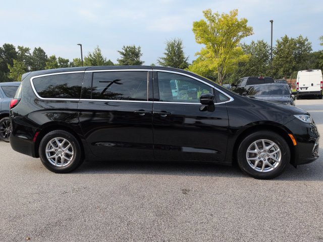 Certified 2025 Chrysler Pacifica Select FWD image 3